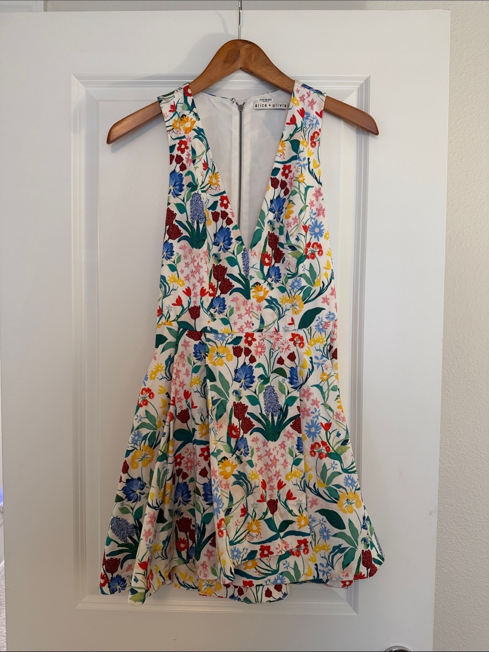 Alice + Olivia White Floral V-Neck Fit-and-Flare Mini Dress. Size 4